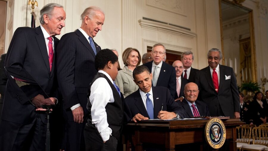 Obama-firma-Ley-de-Proteccion-al-Paciente-Casa-Blanca-20100323-©wikipedia-e1790147679788-900x507 EEUU: La retirada de 760.000 coberturas sanitarias pone a prueba el control antifraude de Trump