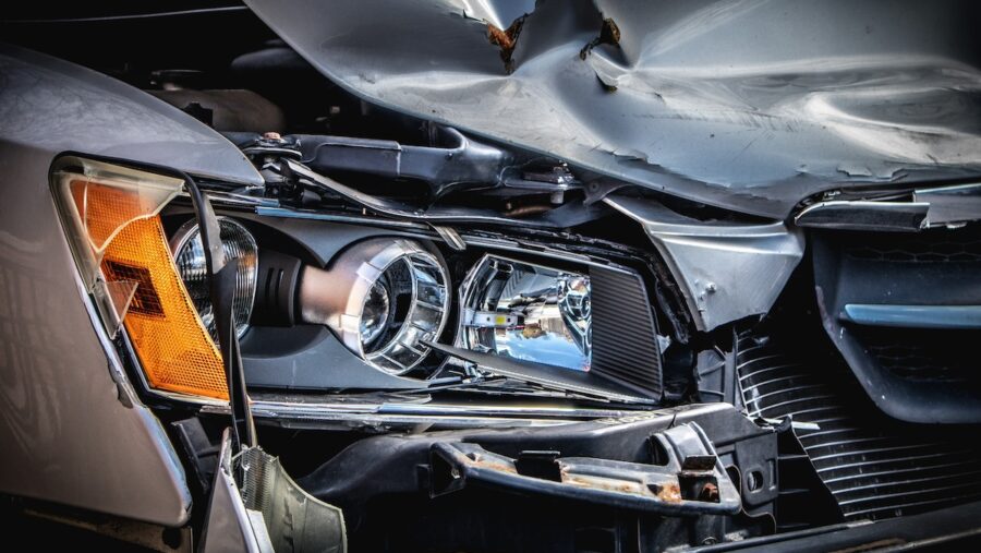 Qualitas-seguro-a-terceros-©unsplash-e1789805505420-900x507 ¿Qué ocurre con el seguro de coche después de un accidente? Pasos que conviene seguir