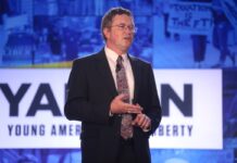 Un congresista republicano pide destituir al secretario de Defensa por la guerra con Irán Thomas Massie en la convención de Young Americans for Liberty en abril de 2019 ©wikipedia