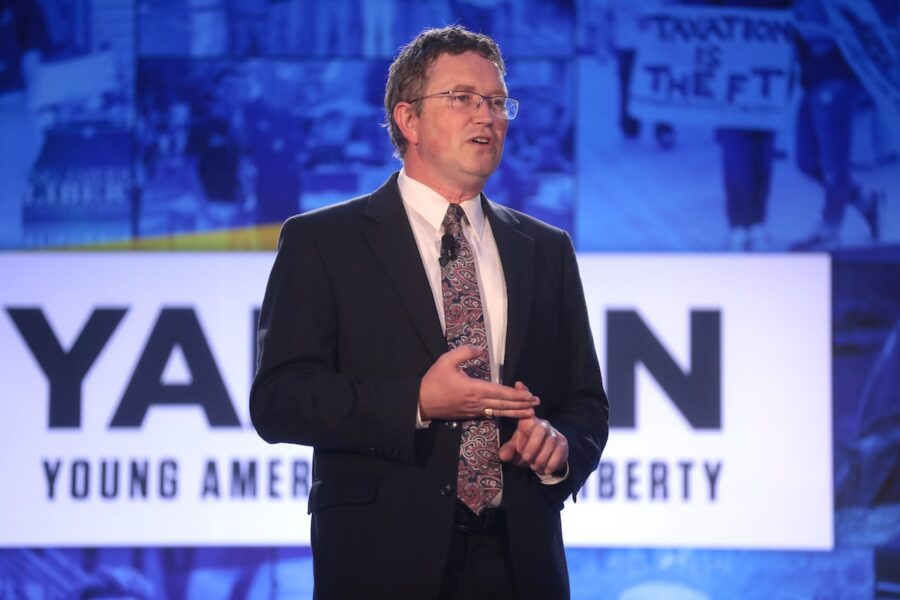 Thomas-Massie-©wikipedia2019-900x600 Un congresista republicano pide destituir al secretario de Defensa por la guerra con Irán