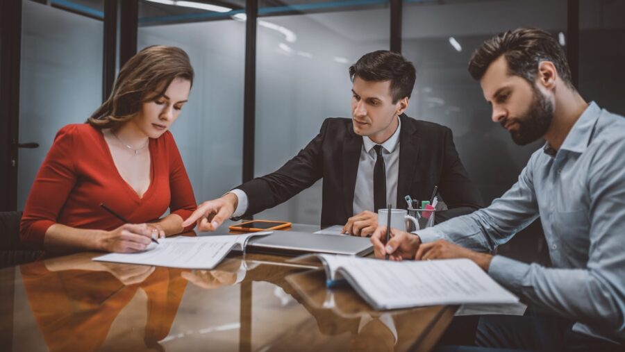Abogados-acuerdos-divorcios-©123RF-e1793000745984-900x507 El divorcio notarial en Barcelona crece: Cataluña supera las 13.000 rupturas anuales sin juzgado
