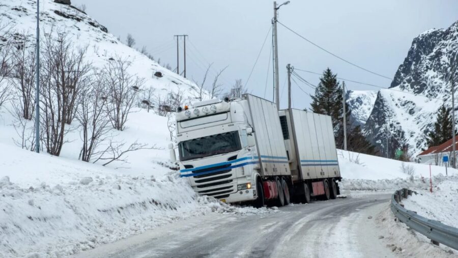Accidente-camion-nieve-abogados-Mereces-Jeremias-©archivopub-e1791364055944-900x507 Cómo funciona la responsabilidad estricta en California para accidentes de camión