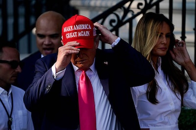 Donal-Trump-gorra-MAGA-©gettyimages EEUU: la maquinaria financiera de Trump entra tarde en las legislativas