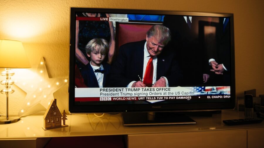 Donald-Trump-en-TV-©123RF-e1792740249634-900x507 EEUU: los votantes piden al próximo Congreso precios más bajos y el fin de la guerra