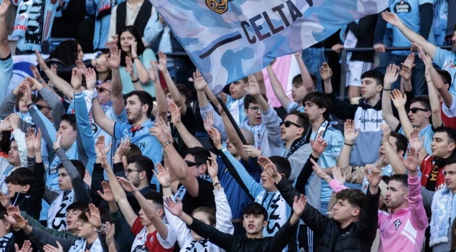 Futbol-Aficionados-del-Celta-animan-desde-la-grada.-Imagen-El-Espanol-Treintayseis-900x498 Prensa gallega y derbi Celta-Dépor: cómo se cuenta el fútbol