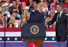 EEUU: Trump convierte una futura fábrica de Audi en un anuncio de campaña Gernot Döllner con Donald Trump el 24OCT2026 ©AqM-ChatGPT