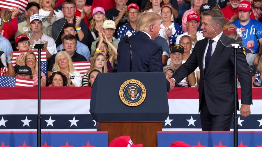 Gernot-Dollner-con-Donald-Trump-el-24OCT2026-©AqM-ChatGPT-900x506 EEUU: Trump convierte una futura fábrica de Audi en un anuncio de campaña