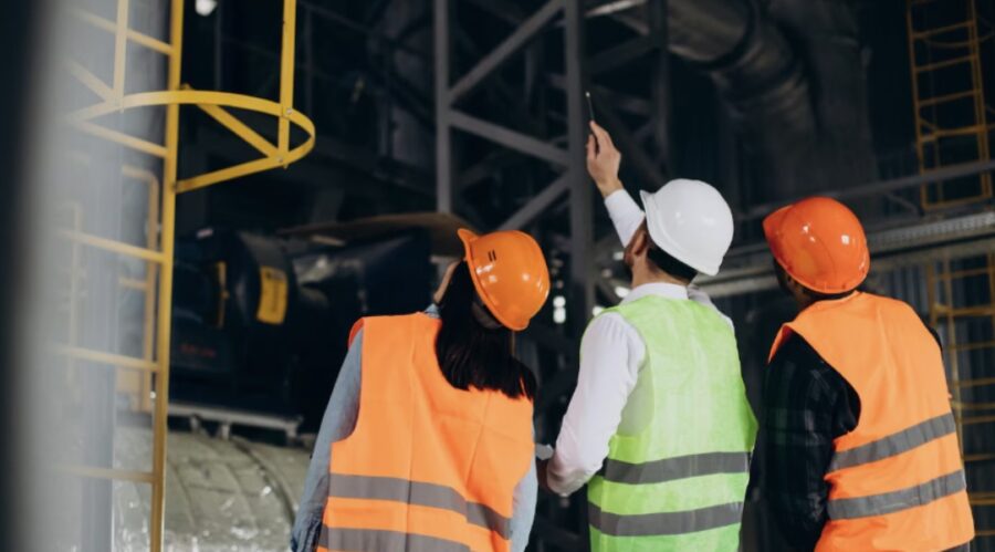Grupo-de-seguridad-©archivopub-e1792765239358-900x499 La prevención de riesgos laborales, una inversión fundamental para las empresas