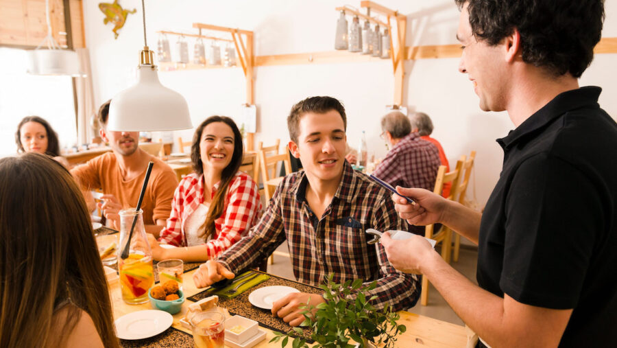 Restaurantes-mesas-reservas-con-reservble-©123RF-e1790854525341-900x507 Sistema de reservas para restaurantes: cómo mejorar la gestión de mesas y la experiencia del cliente