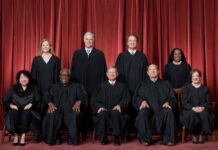 EEUU: el conservador Alito alerta del coste institucional de la justicia de urgencia Tribunal Supremo de Estados Unidos el 7 de octubre de 2026 Fila delantera, de izquierda a derecha: magistrada Sonia Sotomayor, magistrado Clarence Thomas, presidente del Tribunal Supremo John G. Roberts, Jr., magistrado Samuel A. Alito, Jr. y magistrada Elena Kagan. Fila trasera, de izquierda a derecha: magistrada Amy Coney Barrett, magistrado Neil M. Gorsuch, magistrado Brett M. Kavanaugh y magistrada Ketanji Brown Jackson.