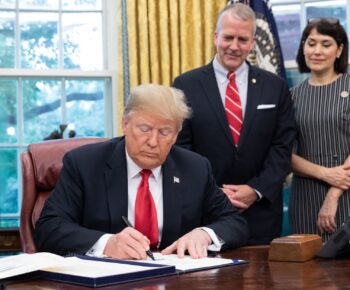 Trump-y-Sullivan-en-el-Despacho-Oval-en-2020-©alaskapublic-org-350x290 EEUU: Alaska obliga a Trump a defender un escaño que parecía seguro
