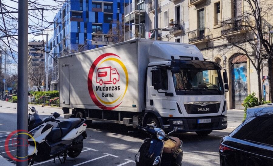 mudanzas-barna-furgoneta-calle-900x548 Qué servicios facilitan una mudanza dentro de Barcelona y cuándo contratarlos