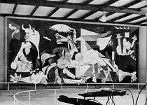 1937. El Guernica en el pabellón de España. Exposición Internacional de París