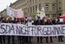 Movilización de los periodistas de la ATS el 30 de enero, frente a la sede del Gobierno, en Berna, durante su huelga ilmitada (foto Syndicom)