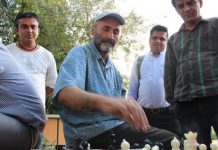 El tío del ajedrez, Abdul Samad, ante un tablero