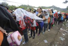 En la aduana de Agua Caliente, en la frontera con Guatemala, en el occidente de Honduras, mujeres, niñas, niños y jóvenes, hacían fila el jueves 18 de octubre, pese a la lluvia, para cruzar la frontera y alcanzar a sus compatriotas que iniciaron un éxodo migratorio hacia Estados Unidos, y con ello, una crisis humanitaria en búsqueda del sueño americano. Crédito Thelma Mejía/IPS