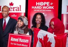 Ahmed Hussen con seguidores de su campaña electoral en Canadá