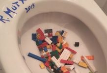 Ai Weiwei tira piezas de Lego al inodoro