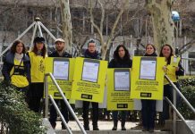 Activistas de Amnistía Audiencia Nacional en Madrid, el 13 de marzo de 2018, protestan por la falta de libertades en España