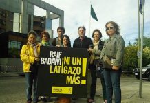 Miembros de Amnistía Internacional reclaman  ante la embajada de Arabia Saudí en Madrid la liberación del bloguero Raif Badawi con motivo del aniversario de su condena © AI.