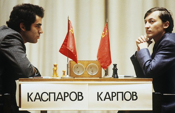Anatoli-Karpov-y-Gari-Kasparov-en-1984 Jugar al ajedrez quema calorías