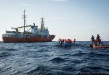 El Aquarius de SOS Mediterráneo en una acción de salvamento marítimo. Foto: Maud Veith