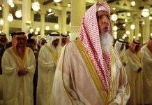 El gran muftí dirige un rezo en una mezquita ante autoridades saudíes.