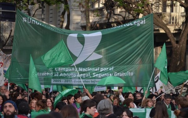 Argentina-mujeres-apoyan-derecho-aborto-APU-600x376 Derecho al aborto: Argentina da un primer paso