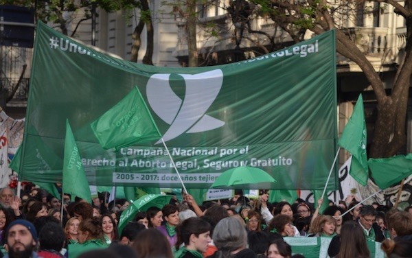 Argentina-mujeres-apoyan-derecho-aborto-APU Argentina: voto histórico a favor del aborto legal