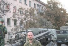 Arkadi Babtchenko en un escenario de guerra