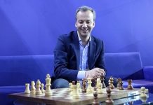 Arkady Dvorkovich ante un tablero de ajedrez
