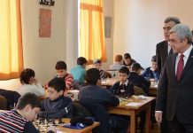 Armenia: el presidente, Serge Sarkissian, observa a unos niños en una escuela donde juegan al ajedrez.