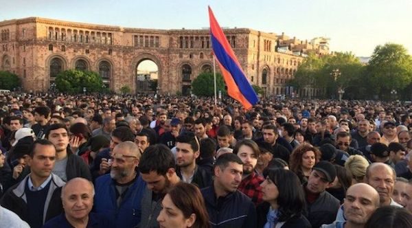 Armenia-protestas-ABR2018-600x332 Armenia recuerda el genocidio mientras derriba al jefe de Gobierno