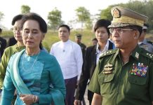 La líder birmana Aung San Suu Kyi y el general Min Aung Hlaing en una foto de archivo