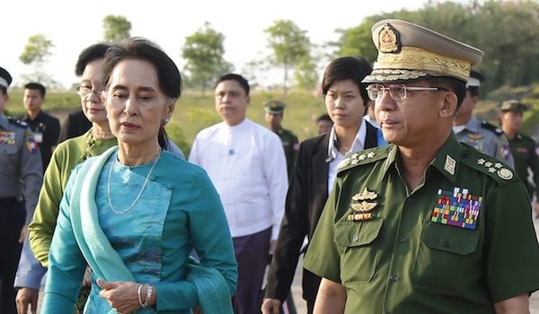 Aung-San-Suu-Kyi-y-Min-Aung-Hlaing-600x350 Amnistía retira el galardón que concedió a la lideresa de Myanmar Aung San Suu Kyi