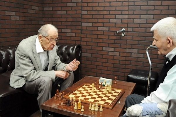 Averbakh-con-Spassky--600x399 Yuri Averbach, decano del ajedrez, cumple 96 años