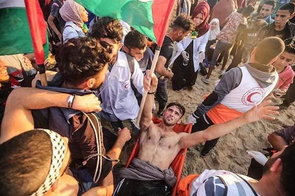 A’ed-Abu-Amro-herido El joven activista de la bandera palestina, herido por disparos