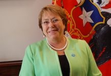 La presidenta de Chile, Michelle Bachelet, durante la entrevista exclusiva con IPS, en el Salón Azul del Palacio de la Moneda, sede de la Presidencia, en Santiago, antes de viajar a París para participar el 30 de noviembre en la inauguración de la crucial cumbre climática mundial, que hospedará la capital francesa hasta el 11 de diciembre. Crédito: Marianela Jarroud/IPS