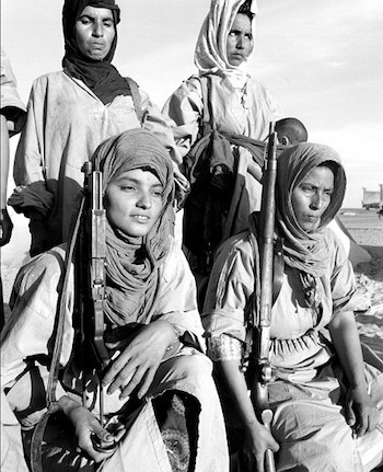 Bloncourt-polisario-mujeres-armas Muere el fotoperiodista Gérald Bloncourt que testimonió la guerra en el Sahara