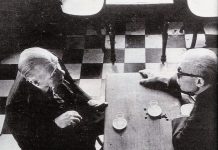 Borges frente a Sábato, con un fondo de cuadros blancos y negros.