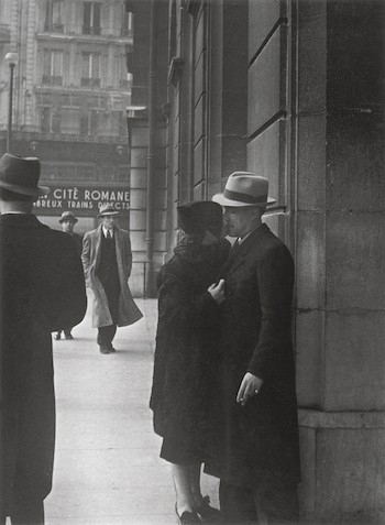 Brassai-Amantes-Gare-Saint-Lazare​ El París de Brassaï: el arte de la fotografía