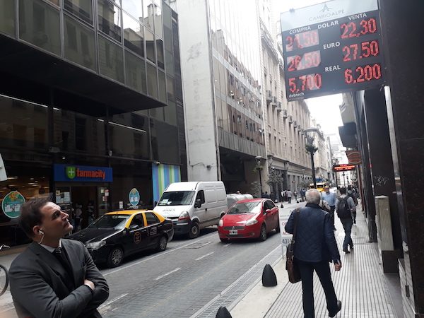 Buenos-Aires-oficina-camiaria-Daniel-Gutman-IPS--600x450 Argentina: los poderes financieros no están conformes con el presidente Macri