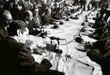 (C) Manuel López. Adolfo Suárez firma de los Pactos de la Moncloa. Madrid, 25 de octubre de 1981. De la exposición "Manuel López 1966-2006"