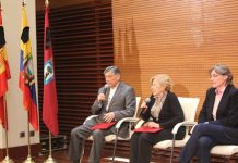 Miguel Calahorrano, Manuela Carmena y Marta Higueras en la presentación del acuerdo para mejorar la inserción laboral de los emigrados ecuatorianos en España. Foto: Cancillería