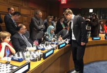Carlsen juega en la sala de Naciones Unidas.