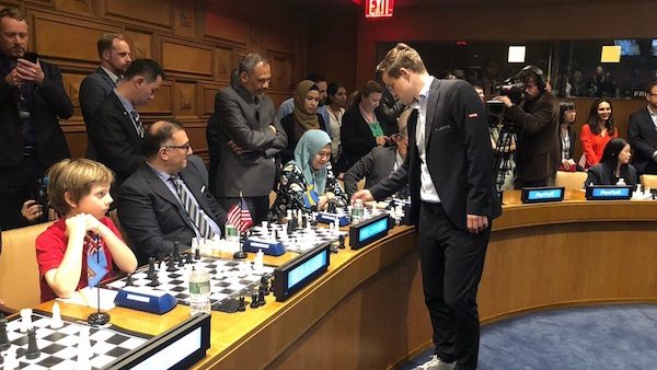 Carlsen-sala-Naciones-Unidas-600x338 Magnus Carlsen ofrece una simultánea de ajedrez en la ONU