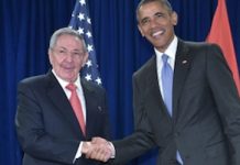 Barack Obama y Raúl Castro en la ONU en septiembre de 2015