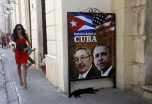 La imagen de Raúl Castro y Barack Obama decoran la fachada de un edificio en el centro histórico de La Habana Vieja. El 17 de diciembre de 2014, Crédito: Jorge Luis Baños/IPS