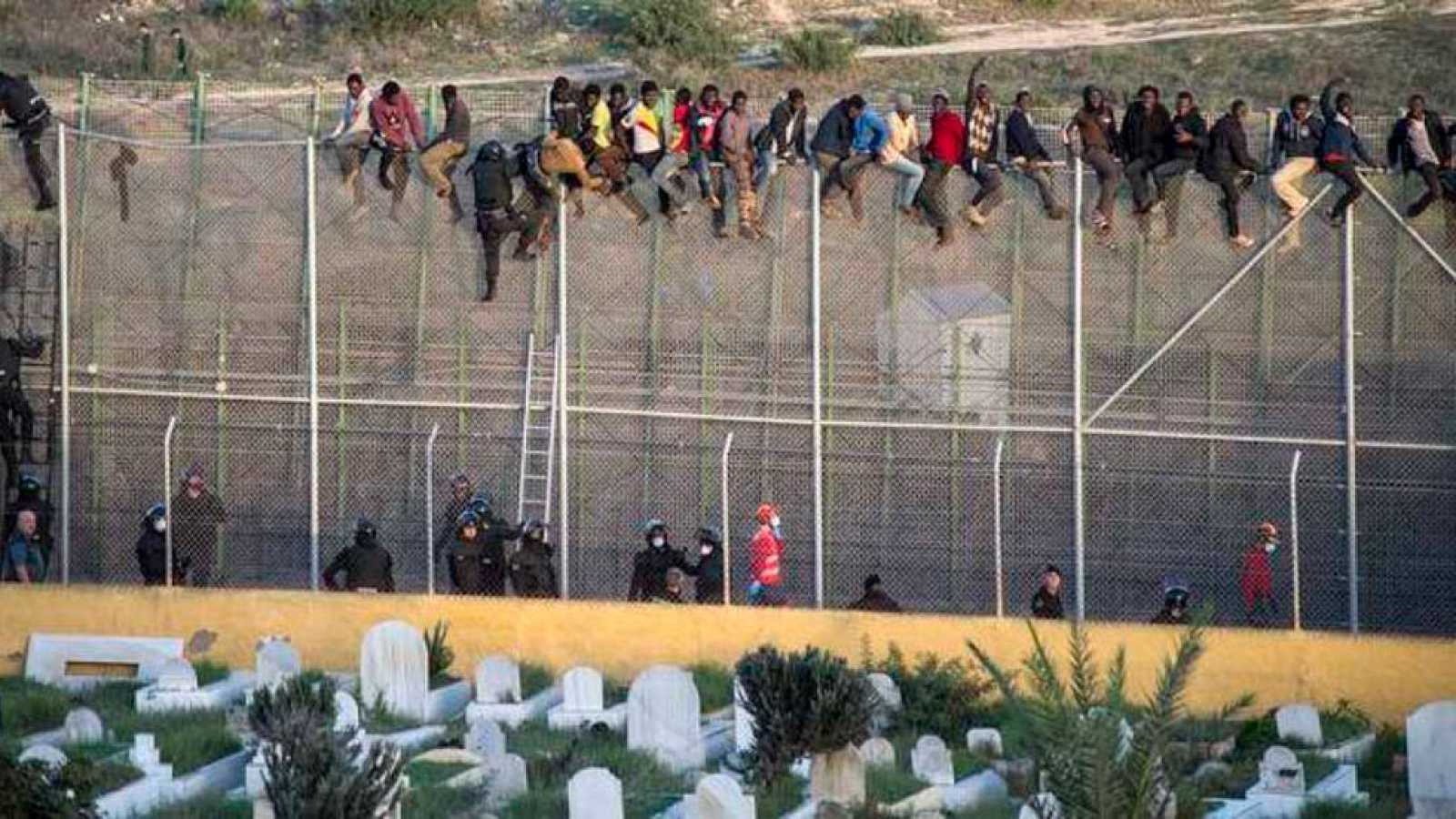 Ceuta-migrantes-valla-devoluciones Devoluciones en caliente: oenegés de derechos humanos quieren finalizar esta práctica