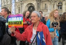 "Clima en peligro", advierte el cartel de esta manifestante en la Marcha del Pueblo por el Clima, realizada en París, el 21 de septiembre de 2014. Foto: A.D. McKenzie/IPS